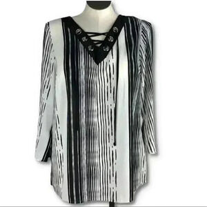 Avenue Womens top size 14 16 black white striped abstract artsy